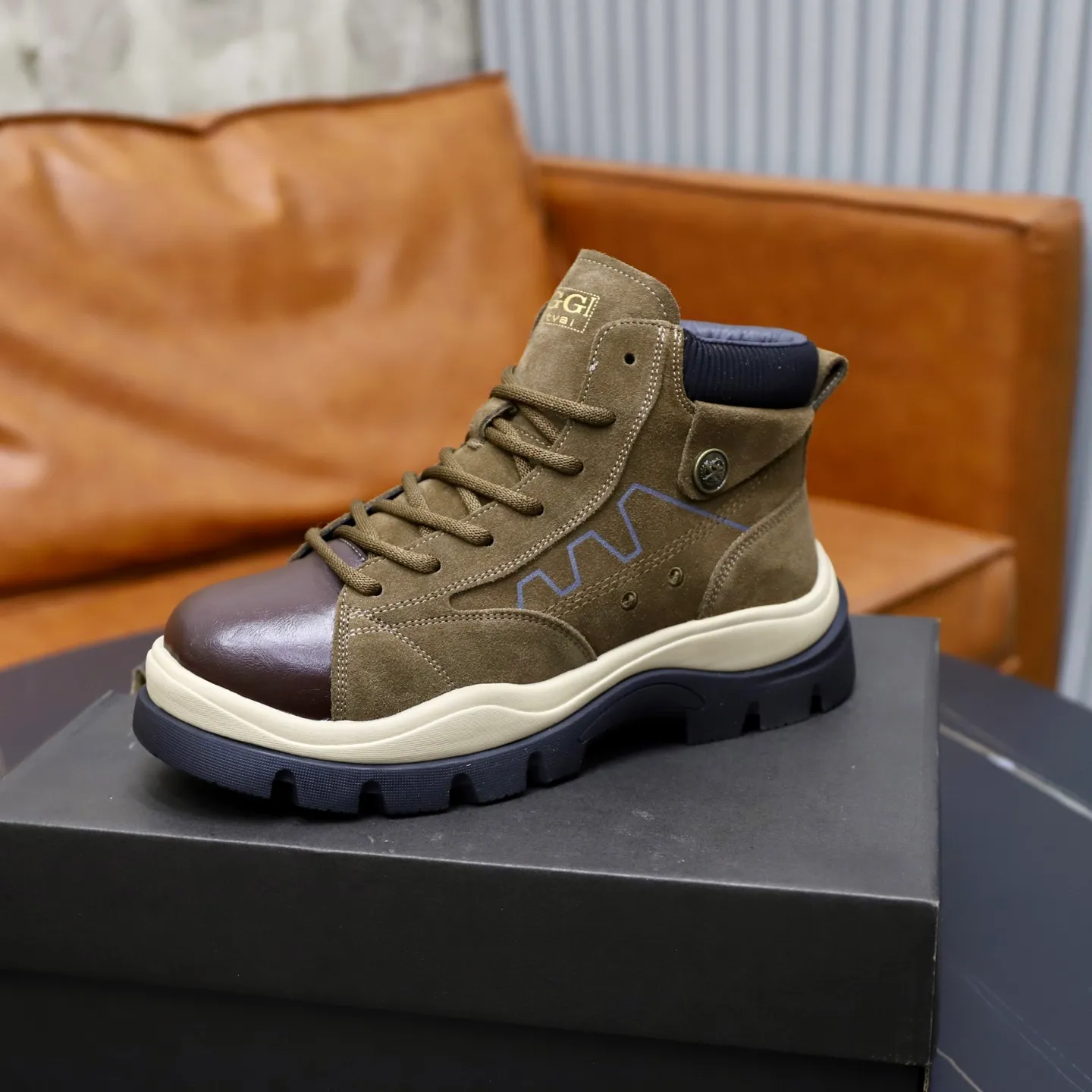 Ex-factory price: 640💰Thick wool imported from Australia Brand: UGG genuine purchase Size: 39-44 Grade: Official website 1:1 Material: First layer of genuine leather waterproof and antifreeze upper Real wool lining Original non-slip soft wear-resistant outsole Style category: Men's casual shoes Trendy style Comfortable on the feet Color: Official website color synchronization